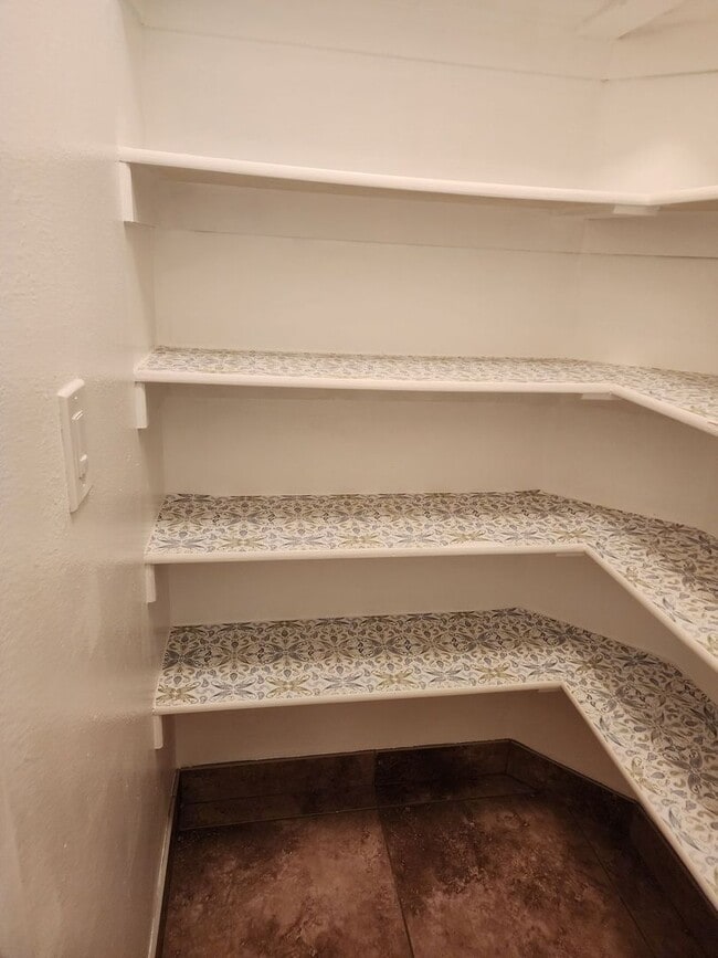 Building Photo - Charming Townhome