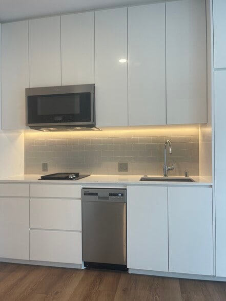 Building Photo - 987 Queen St