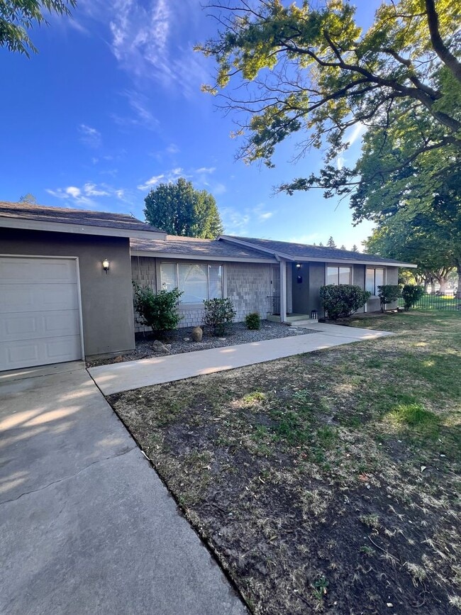 Primary Photo - Pretty 3 bedroom 2 bath home in Modesto