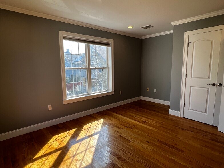 Building Photo - 54 Holton St