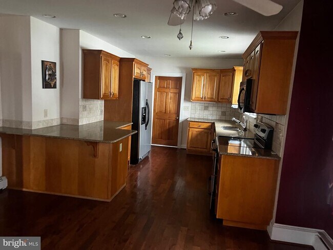 Building Photo - 125 Tilton St