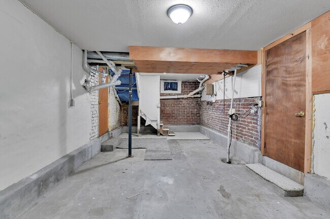 Building Photo - $2,900, 3-bed, 2 bath victorian home with a fenced yard and $300 off the first month's rent.