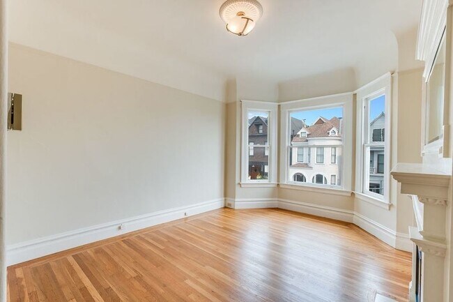 Building Photo - Top Floor Presidio Heights 1BD/1BA. On-sit...