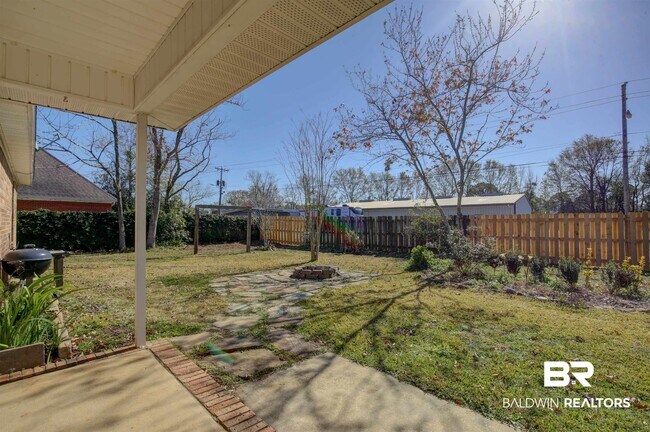Building Photo - 200 Hawthorne Cir