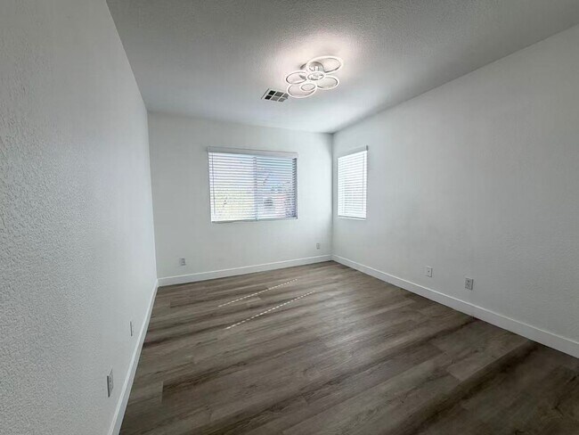 Building Photo - 10621 Olivebranch Ave