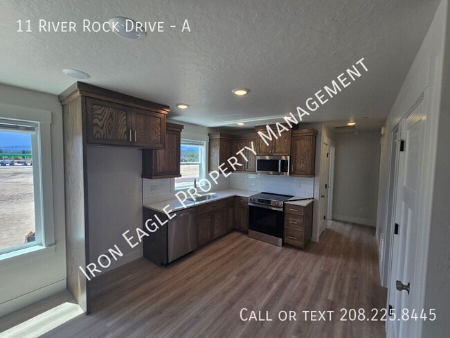 Building Photo - 11 River Rock Dr