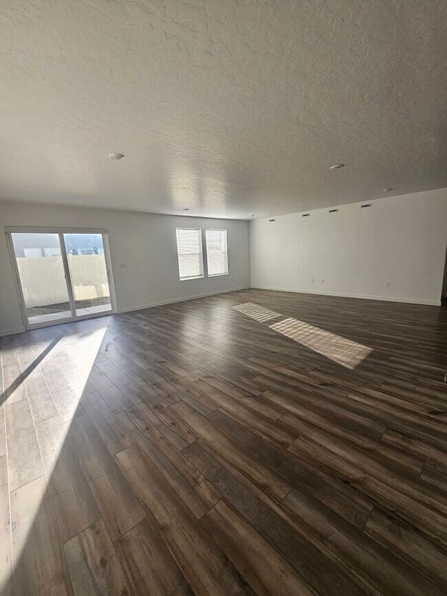 Building Photo - Newer 3 Bedroom Home