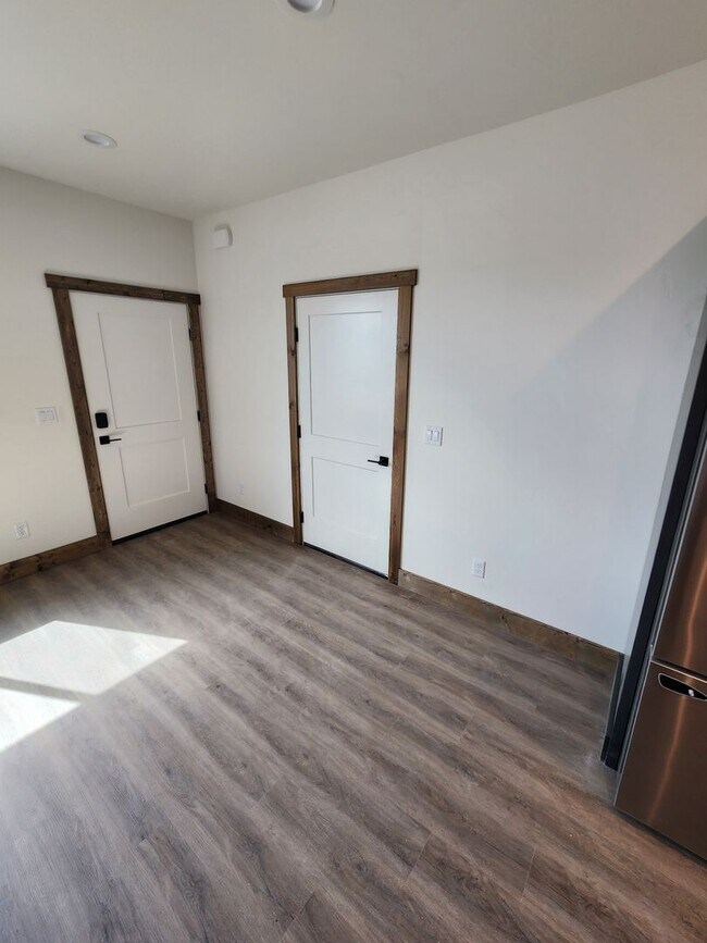 Building Photo - K215LI