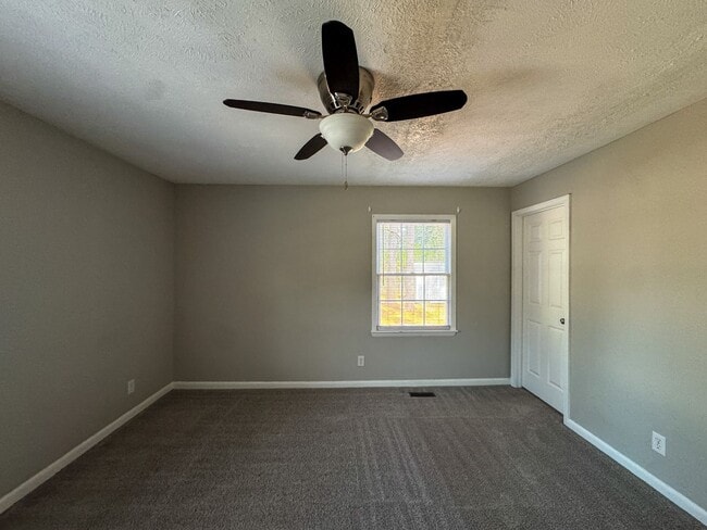 Building Photo - Charming 3 Bed 2 Bath Home with Fenced Yard