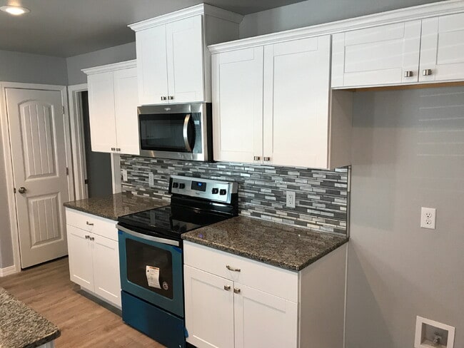 Building Photo - 3/2/2 In Willow Bend!