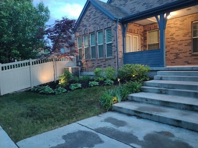 Building Photo - Stunning 6 bedroom 3 bathroom home in Daybreak South Jordan!!!