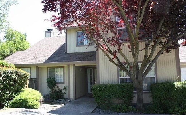 Building Photo - 4 bedroom, 2 bath Condo in North Davis ava...