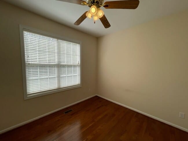 Building Photo - Amazing Hillsborough Home!