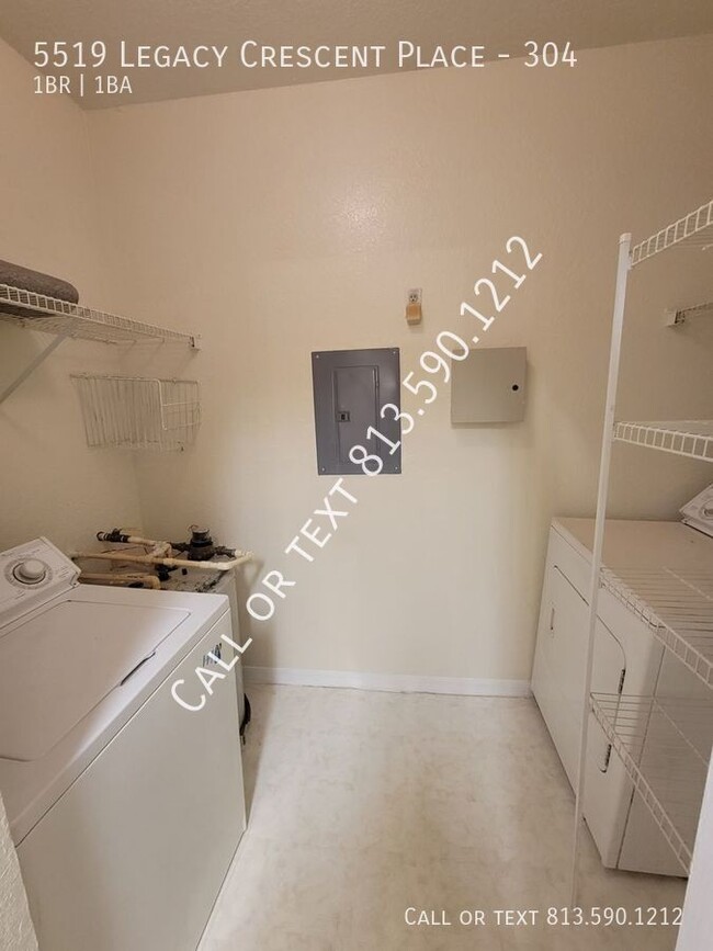 Building Photo - Beautifully Updated Riverview Apartment