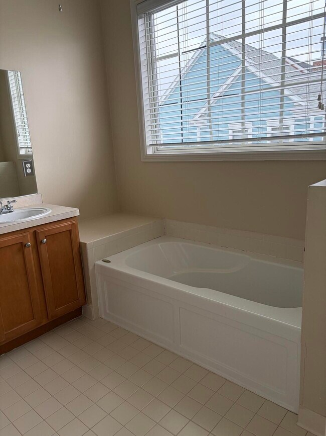 Building Photo - 534 Constitution St