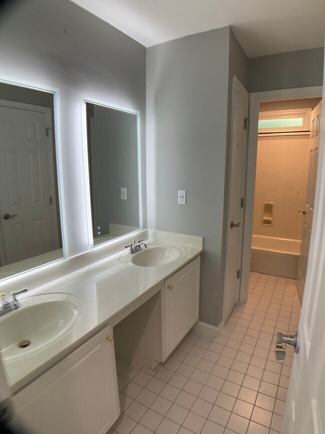 Building Photo - Absolutely Stunning Rare Rental in Hope Va...