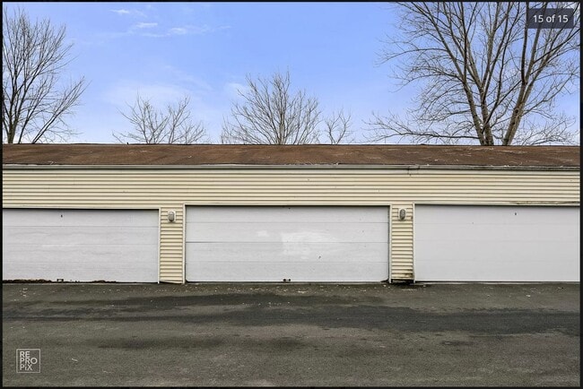 Detached one car garage - 180 S Waters Edge Dr