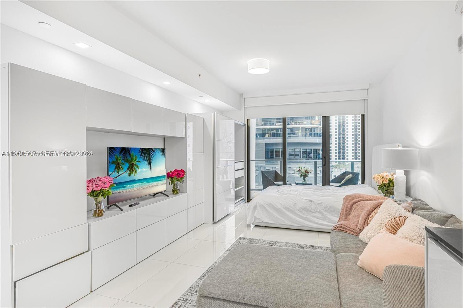 Building Photo - 1010 Brickell Ave