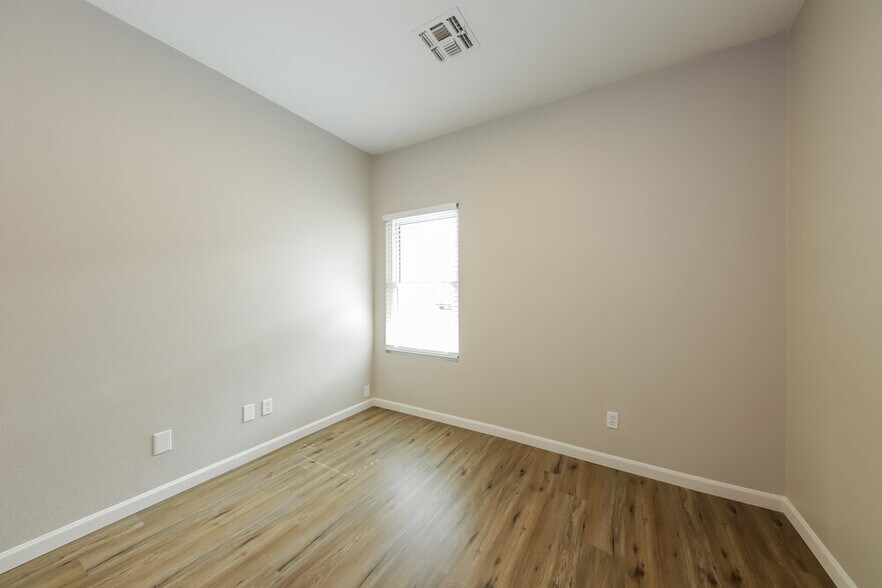 Building Photo - 10609 W Angels Ln