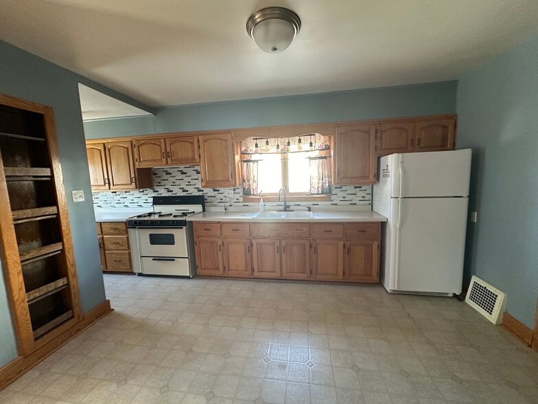 Spacious kitchen with lots of storage space - 1814 S 15th St