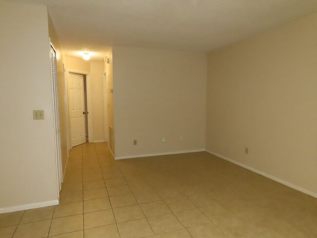 Building Photo - Sunnyside Lakeview 2br/2ba Apartment
