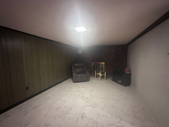 Building Photo - 3 bed, 2 full bath House in 40218 - $2,200/month