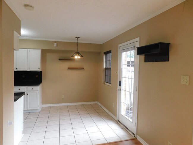 Building Photo - 472 N Post Oak Ln
