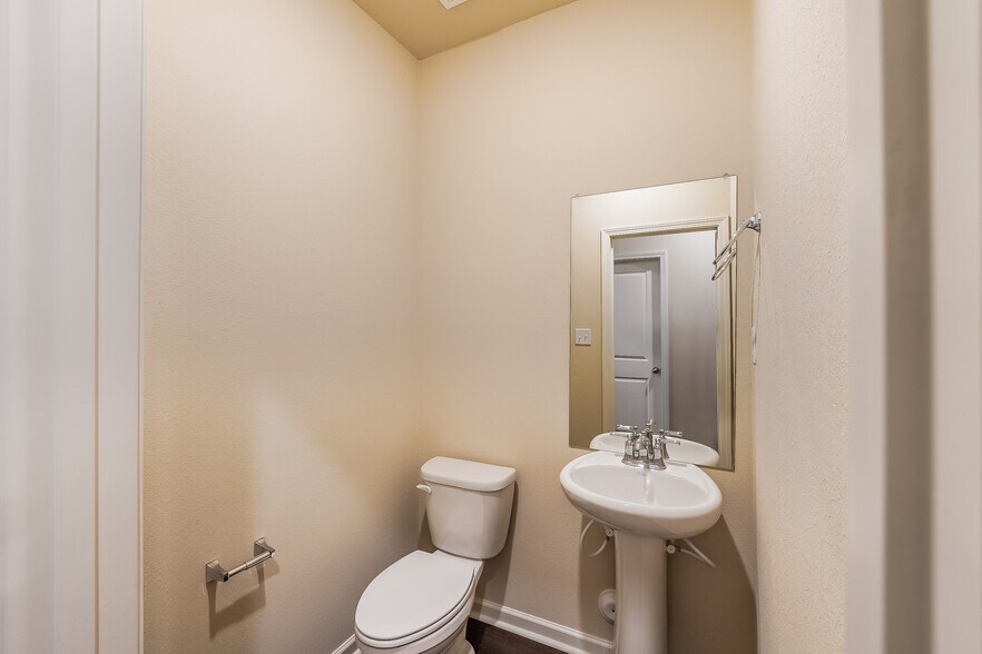 Building Photo - 6147 Rainbow Row