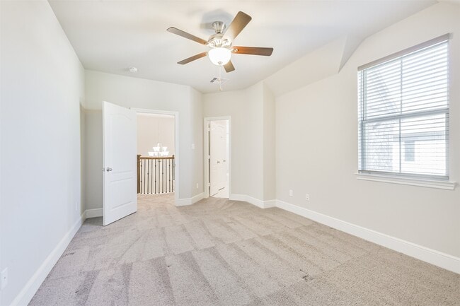 Building Photo - 210 Liatris Ct