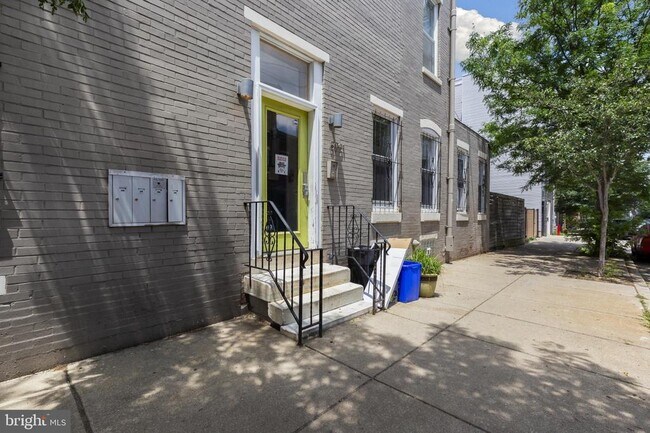 Building Photo - 3001 W Girard Ave