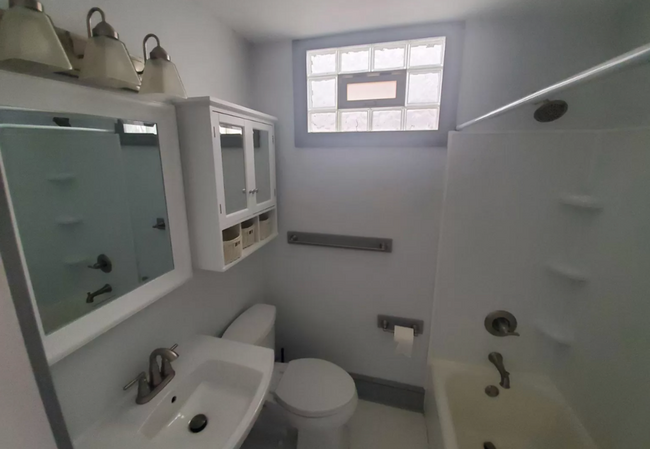 Building Photo - Modern 1 Bedroom Abode Off of H Street! Pa...