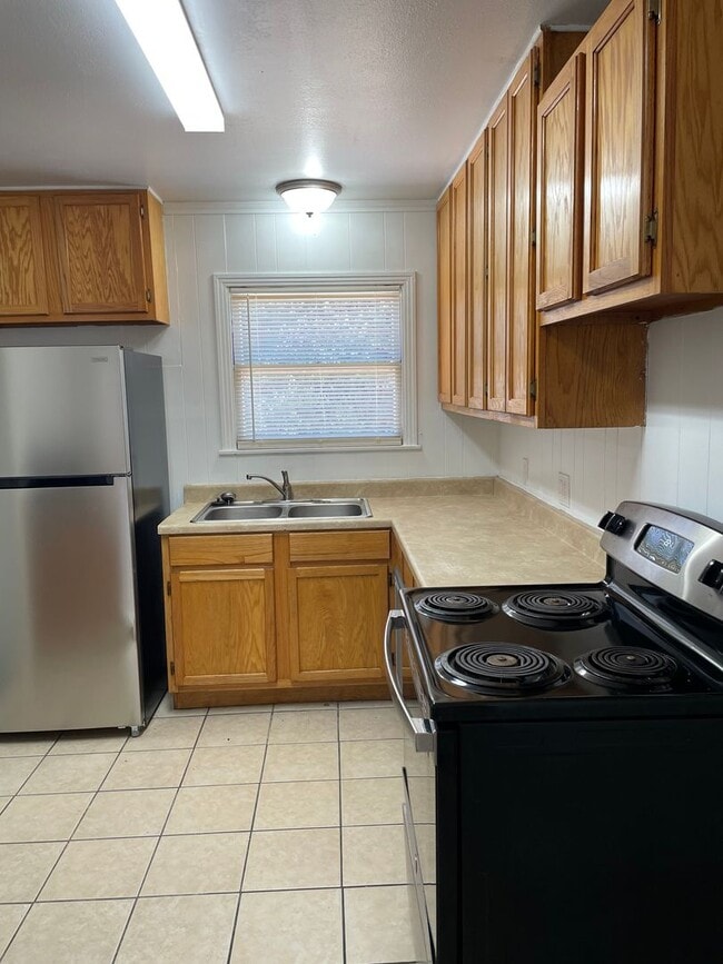 Building Photo - Available Now! *Pet Restrictions* 3 Bedroo...