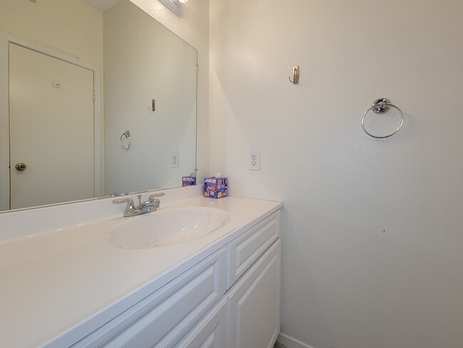 Building Photo - 7119 N Holiday Dr