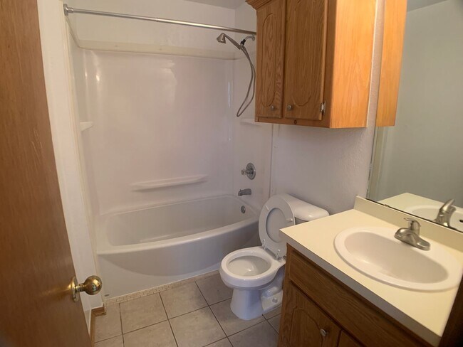 Building Photo - Moore 3 Bed 2 Bath