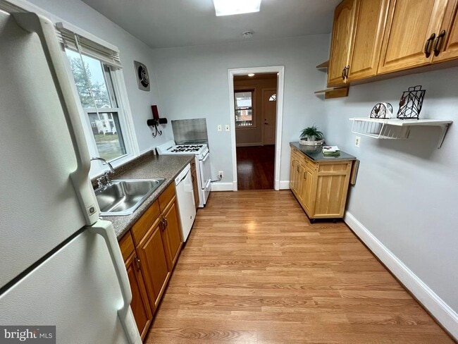 Building Photo - 3712 Lawrence Ave