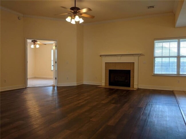 Building Photo - 560 Dogwood St