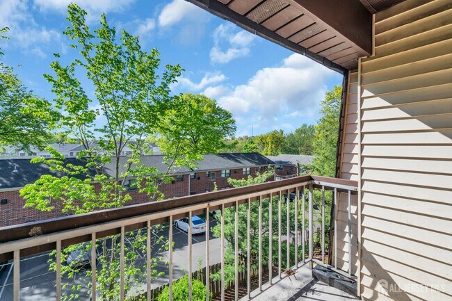 Building Photo - 812 Green Hollow Dr