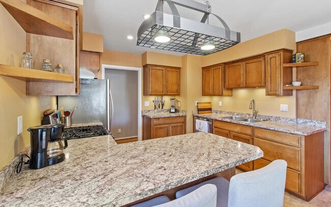 Building Photo - $300 OFF 1st Month's RENT!! - East Medford...
