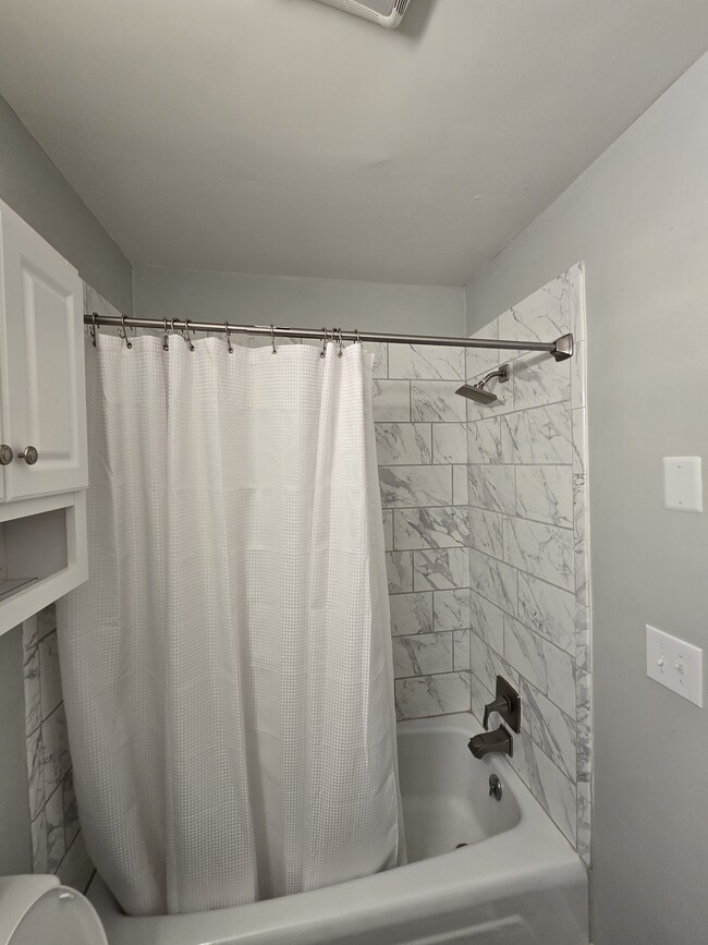 Shower and tub - 613 Hillsboro Rd