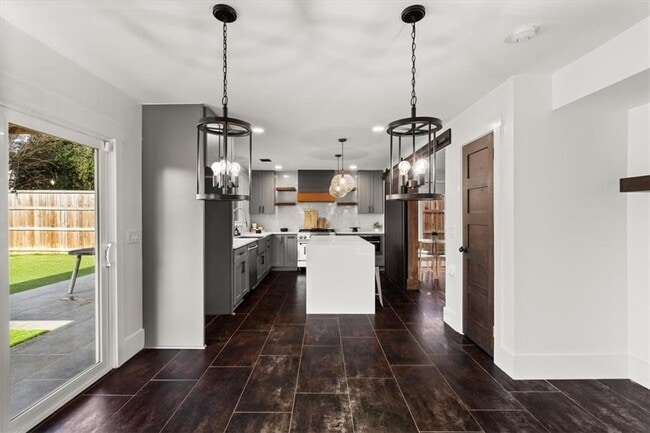 Building Photo - 425 Mikasa Dr