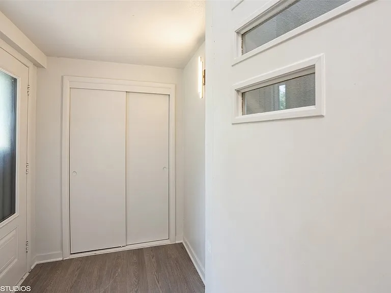 Building Photo - 3215 E 8th St