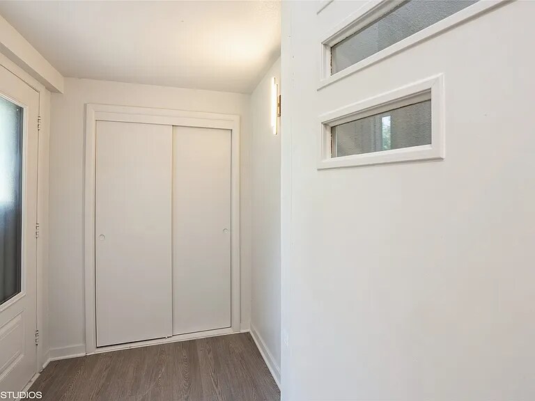 Building Photo - 3215 E 8th St