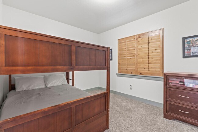 Building Photo - Stunning Furnished Park City Condo