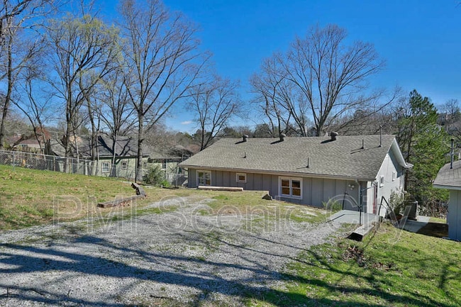 Building Photo - 513 Lytle St
