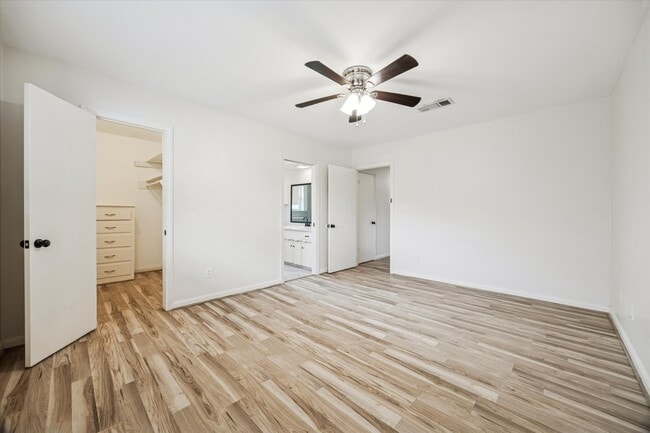 Building Photo - 2127 Blue Willow Dr