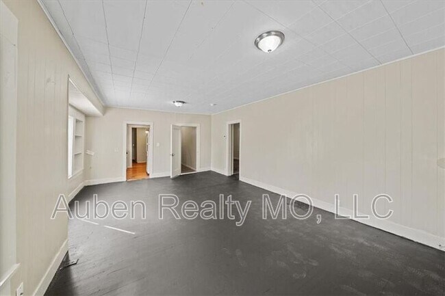 Building Photo - 2015 E 81 St
