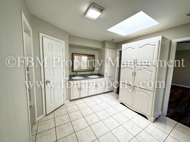 Building Photo - Charming 3 Bedroom, 2.5 Bathroom Home in A...