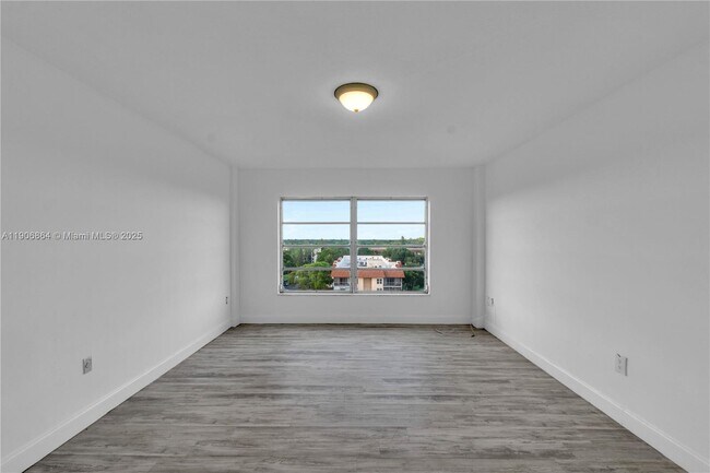 Building Photo - 4164 Inverrary Dr