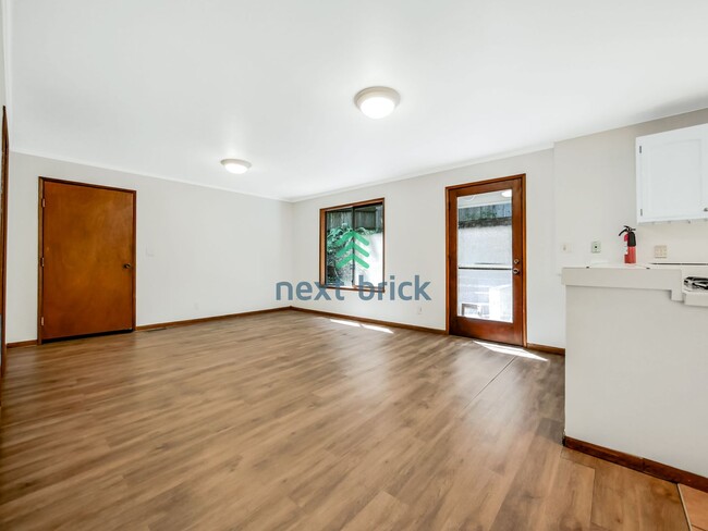 Building Photo - 4 Bed 2.5 Bath Single-Family House at the ...