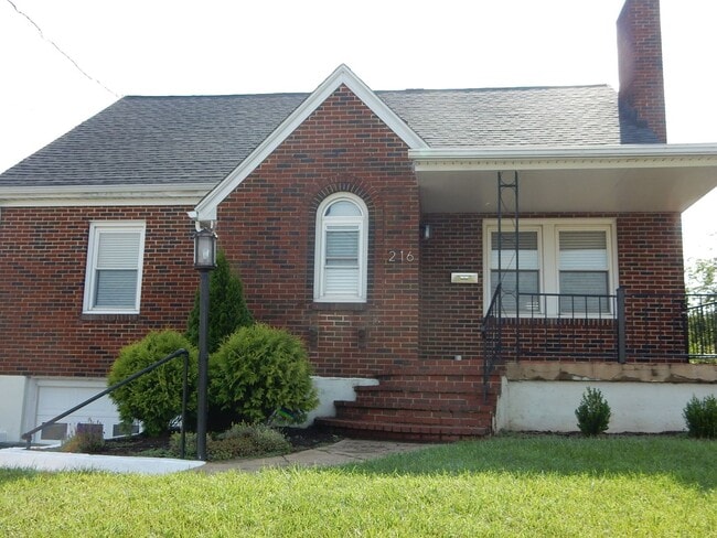 Building Photo - 3 BR home with fantastic location in the h...